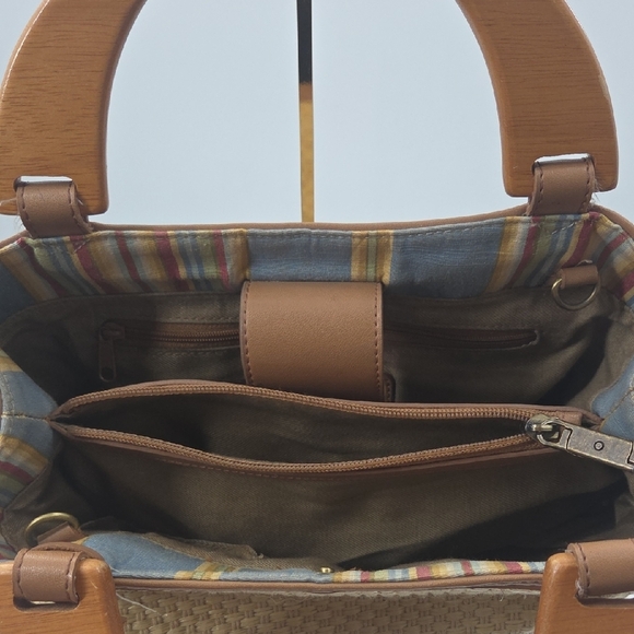 Elegant Tan Woven Fossil Bag with Wooden Handles - Picture 12 of 16